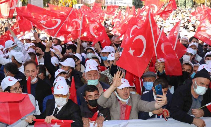 Cumhurbaşkanı Erdoğan’ı görmek için binler alanı doldurdu