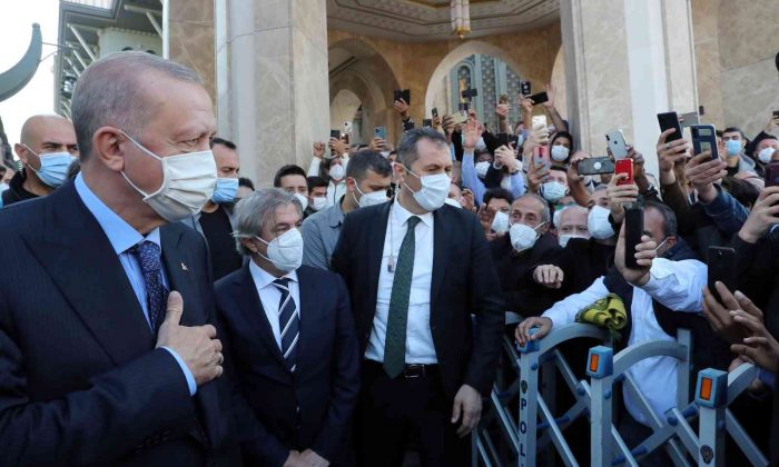 Cumhurbaşkanı Recep Tayyip Erdoğan, Cuma namazını Taksim Camii’nde kıldı