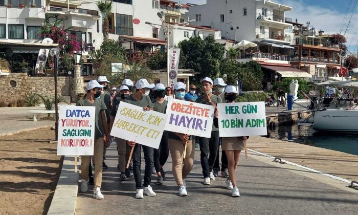 Datça’da öğrenciler sağlık için yürüdü