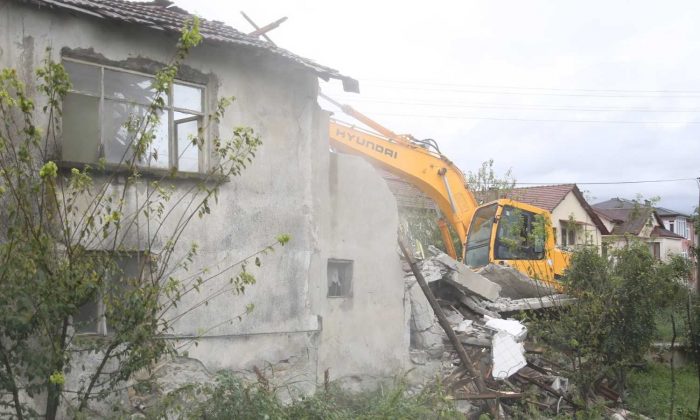 Depremin izleri yıkılarak siliniyor
