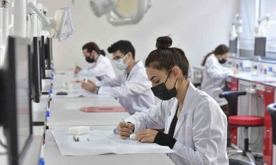 DEÜ’lü diş hekimleri, pratik eğitimlerini fantom laboratuvarında alıyor