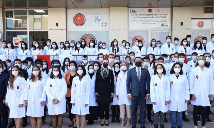 DEÜ’lü veterinerler beyaz önlüklerini giydi