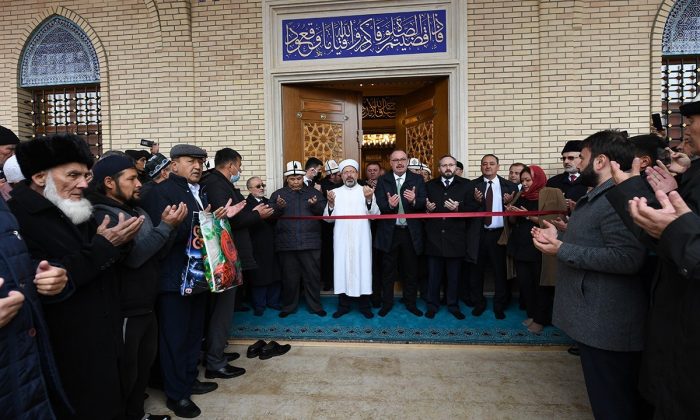 Diyanet İşleri Başkanı Erbaş, Kırgızistan’da açılışını yaptığı camide ilk cuma namazını kıldırdı