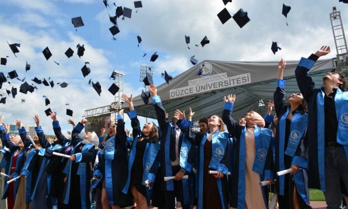 Düzce Üniversitesi’nde mezuniyet coşkusu yaşandı