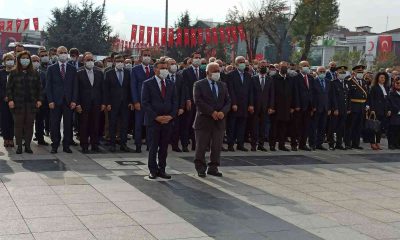Düzce’de Cumhuriyet Bayramı çelenk koyma töreni ile başladı
