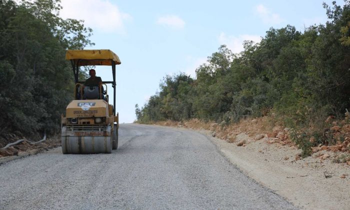 Erdemli’de yol çalışmaları devam ediyor