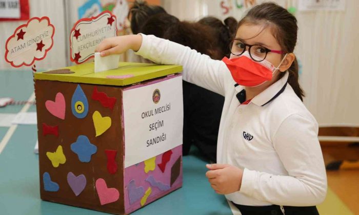 Gaziantep Kolej Vakfı Özel İlkokulu’nda seçim heyecanı sürüyor