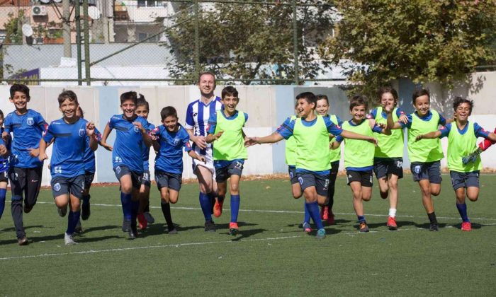 Genç vekil formayı giydi, çocuklarla idmana çıktı