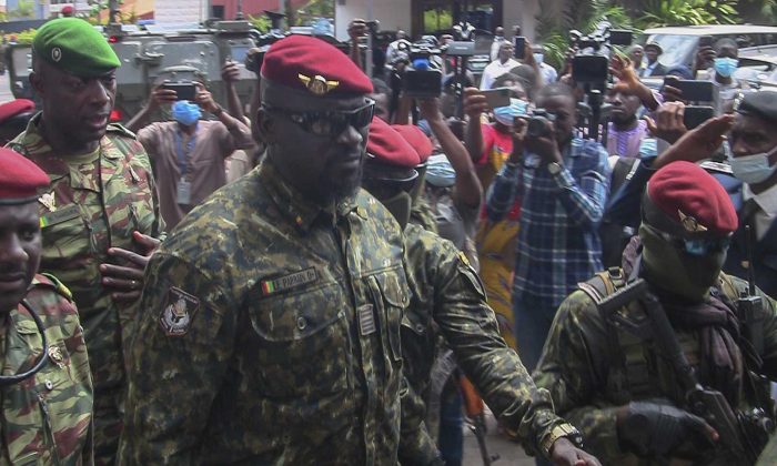 Gine’de darbeci Albay Doumbouya geçici Cumhurbaşkanı olarak yemin etti