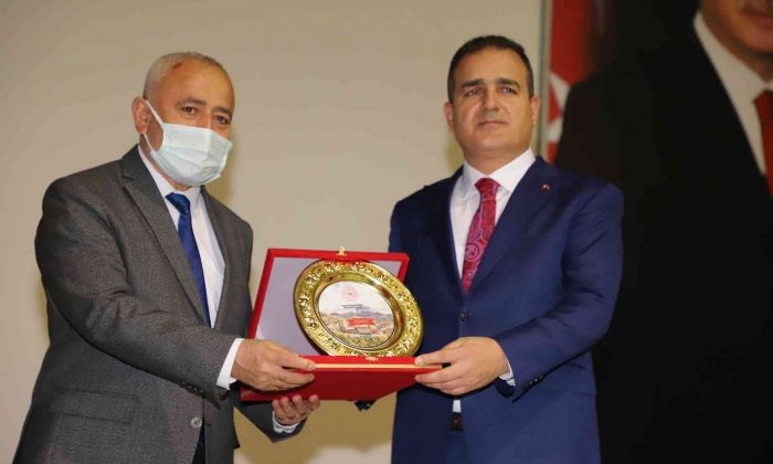Hakkari Valisi Akbıyık’a yılın spor adamı ödülü