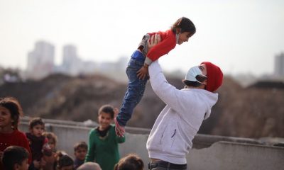 İhtiyaç sahibi ailelere bebek bezi ve yemek dağıttı