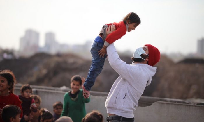 İhtiyaç sahibi ailelere bebek bezi ve yemek dağıttı