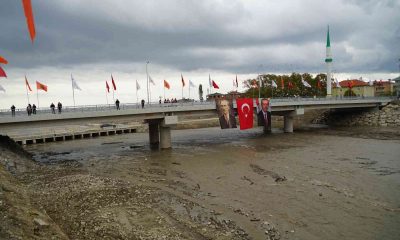 İki şehri birbirine bağlayan köprü yeniden inşa edildi, açılışını Bakan Karaismalioğlu yaptı
