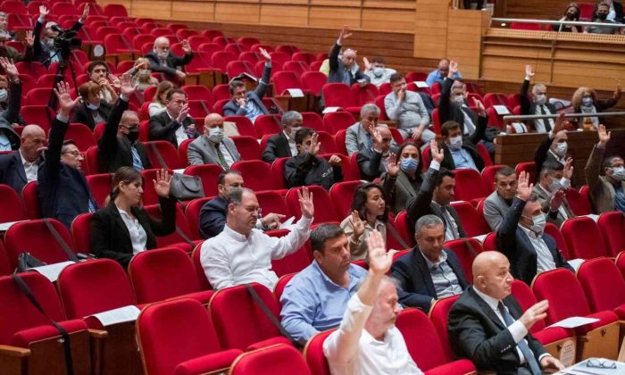 İzmir Büyükşehir Meclisinde depremzedeleri sevindiren karar