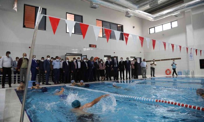 Karkamış yüzme havuzu hizmete girdi