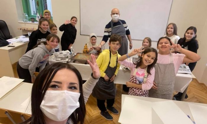 KAYMEK, Mostarlı miniklerin gönüllerine dokunuyor