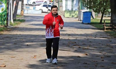 Kendisine garip bakanları şampiyonluklarıyla utandırıyor