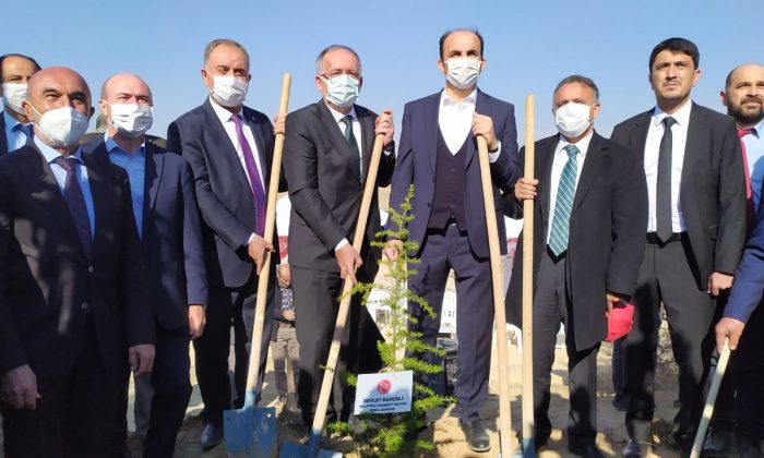 Konya’da Devlet Bahçeli Hatıra Ormanında fidanlar toprakla buluşturuldu