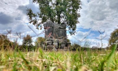 Köyün ortasındaki 2 bin yıllık lahde kazınmış cümleler görenleri şaşırtıyor