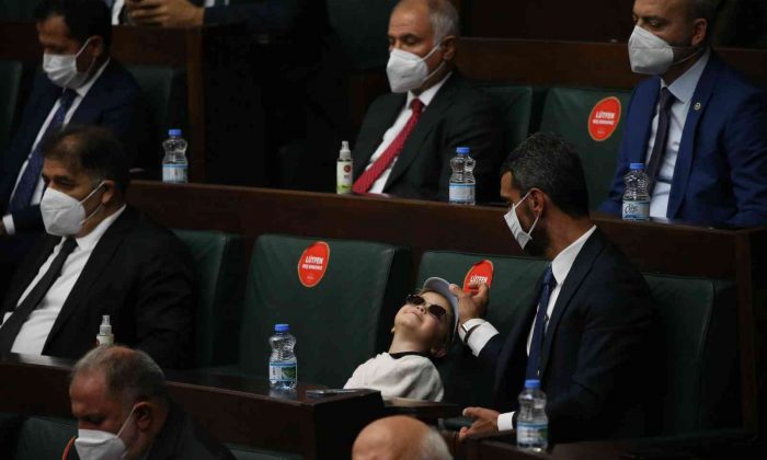 Meclisin minik konuğu AK Parti Grup Toplantısı’nı izledi