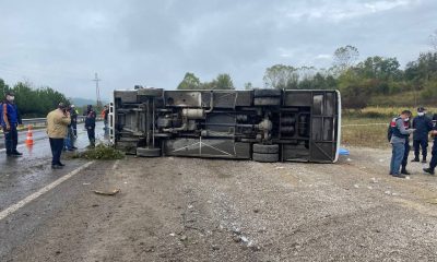 MHP kafilesinin içinde bulunduğu otobüs devrildi