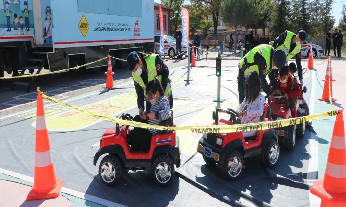 Minik öğrencilere ’Mobil Trafik Eğitim Tırı’ ile uygulamalı trafik eğitimi verildi