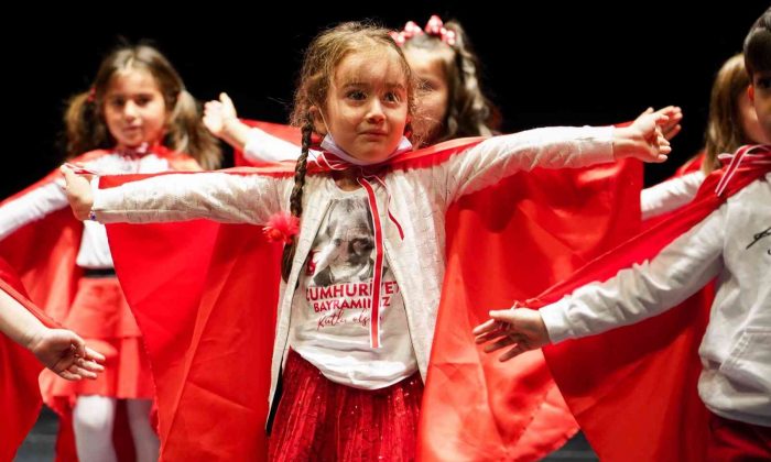 Miniklerin Cumhuriyet Bayramı gösterisi ayakta alkışlandı