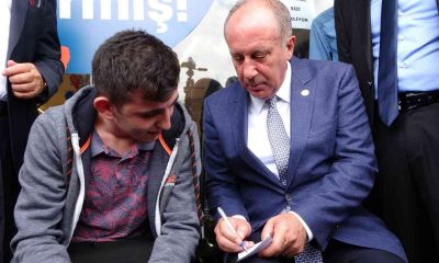 Muharrem İnce kaldırımda oturup öğrenciye fizik dersi verdi