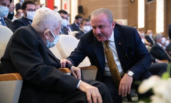 Recai Kutan: “Erbakan yeri geldi milletine, İslam alemine selam durdu, yeri geldi ırkçı emperyalizmin desiselerine karşı durdu”