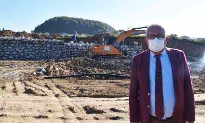 Şehit Mezarlığı’nın duvarları örülüyor