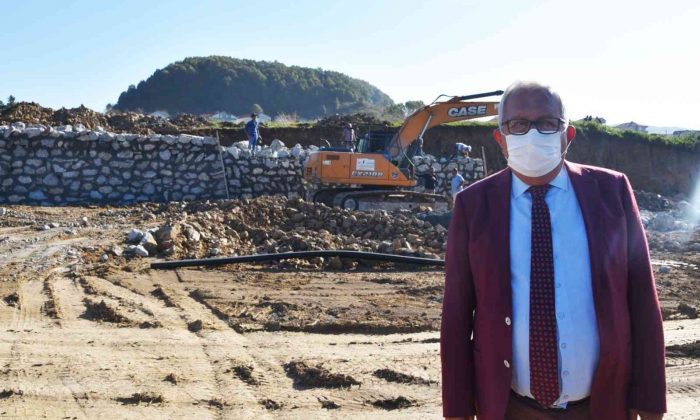 Şehit Mezarlığı’nın duvarları örülüyor