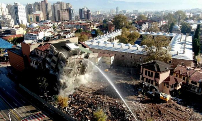 Tarihi gölgeleyen 7 katlı bina saniyeler içinde böyle yerle bir oldu