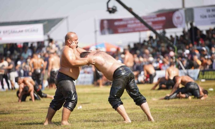 Turgutlu Belediyesi Yağlı Güreşleri’nde Kırkpınar havası