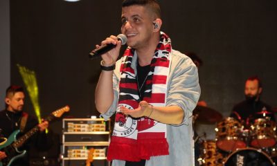 Ünlü şarkıcı Bilal Sonses’e sahnede doğum günü sürprizi