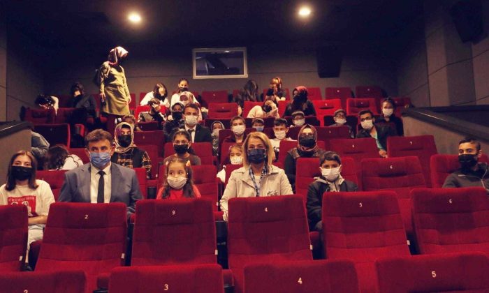 Vali Becel öğrencilerle ’Akif’ filmini izledi