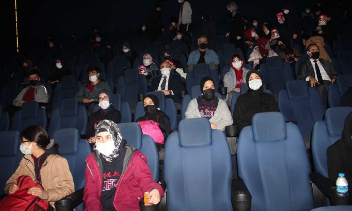 Vali Dağlı, öğrencilerle ‘Akif’ filmini izledi