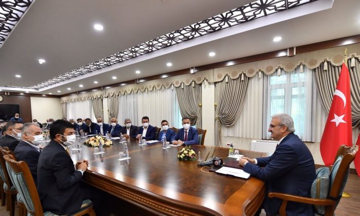 Vali Karaloğlu, 19 Ekim Muhtarlar Günü dolayısıyla muhtarlarla bir araya geldi