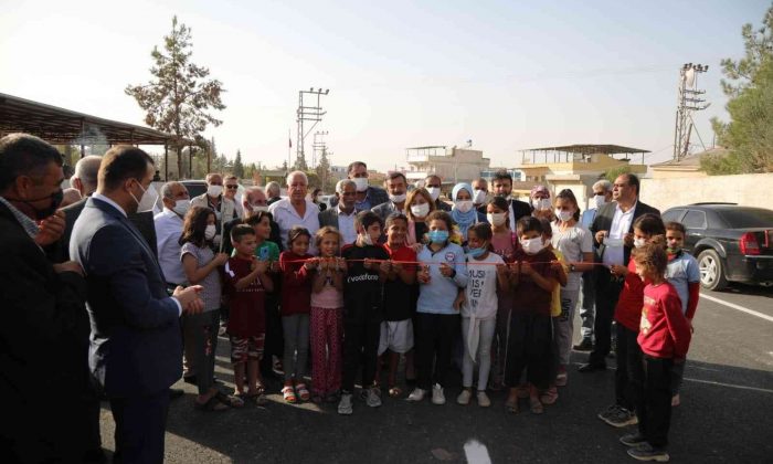 Yol ortasında çocuklarla kurdela kesti