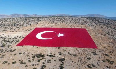 22 dönümlük araziye işlenen dev Türk bayrağı 20 günde boyandı