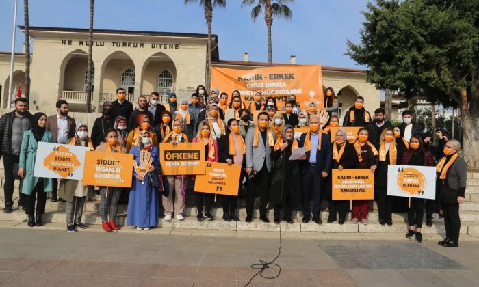 AK Parti İl Kadın Kolları üyeleri, kadına yönelik şiddete dikkat çekti