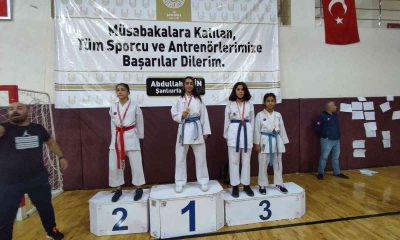 Bağlar Belediyespor’un kadın karatecisi rekorlarla bölge şampiyonu