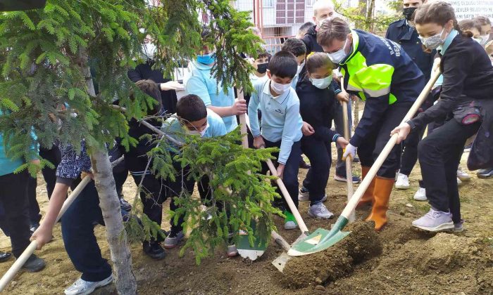 Bahçelievler’de “Milli Ağaçlandırma Günü” kapsamında okul bahçesine fidan dikildi