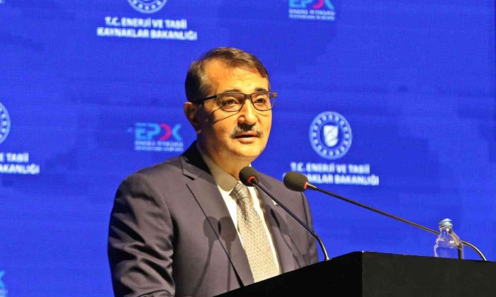 Bakan Dönmez: “(Karadeniz’de keşfedilen gaz) 2022’nin baharında suyun altına boruları yerleştirerek ilk kaynağı vuracağız”
