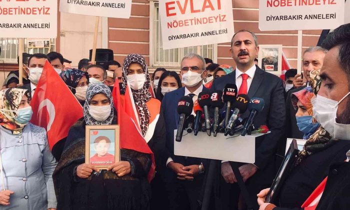 Bakan Gül: “Çocukların dağlara kaçırılması bir insan hakkı ihlali ve zulüm değil midir? Nerede uluslararası insan hakları kurumları?”