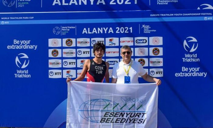 Başkan Bozkurt, Paratriathlon’dan başarıyla dönen Özer’i tebrik etti