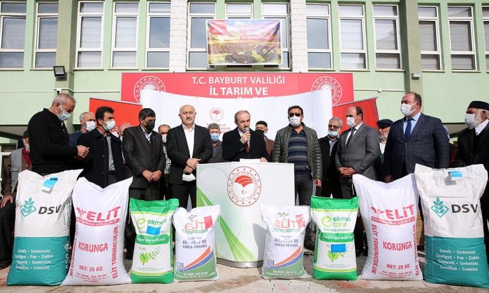 Bayburt’ta çiftçilere tohum dağıtıldı