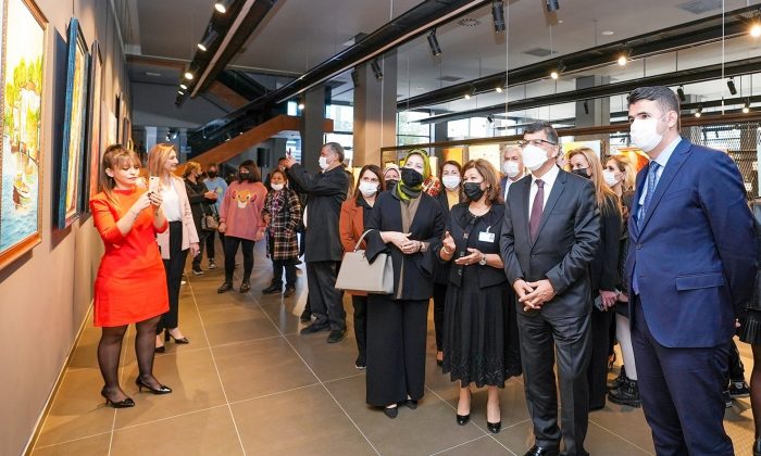 “Bir kadın, bir renk” karma yağlı boya resim sergisi