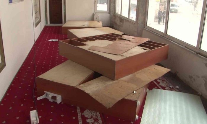 Büyükçekmece’de akli dengesi bozuk kadın camiye zarar verdi