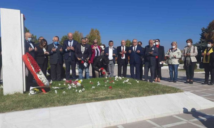 CHP, Bülent Ecevit’i ölüm yıl dönümünde kabri başında andı