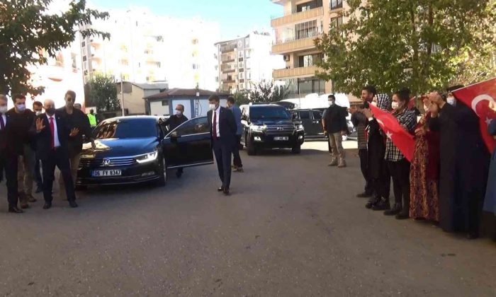 Cumhurbaşkanı Başdanışmanı Aslan, evlat nöbetindeki ailelerle buluştu